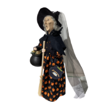 Byers' Choice - Caroler Exclusives for the Wooden Duck